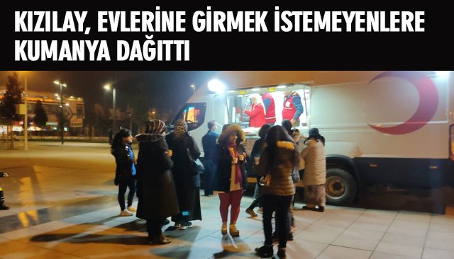 KIZILAY, EVLERİNE GİRMEK İSTEMEYENLERE KUMANYA DAĞITTI