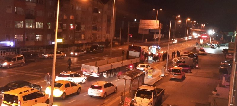 MOTOSİKLET KAMYONETE ÇARPTI: 1 YARALI - 1