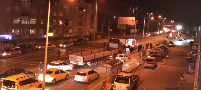 MOTOSİKLET KAMYONETE ÇARPTI: 1 YARALI  - 1