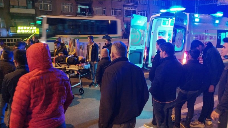 MOTOSİKLET KAMYONETE ÇARPTI: 1 YARALI - 2