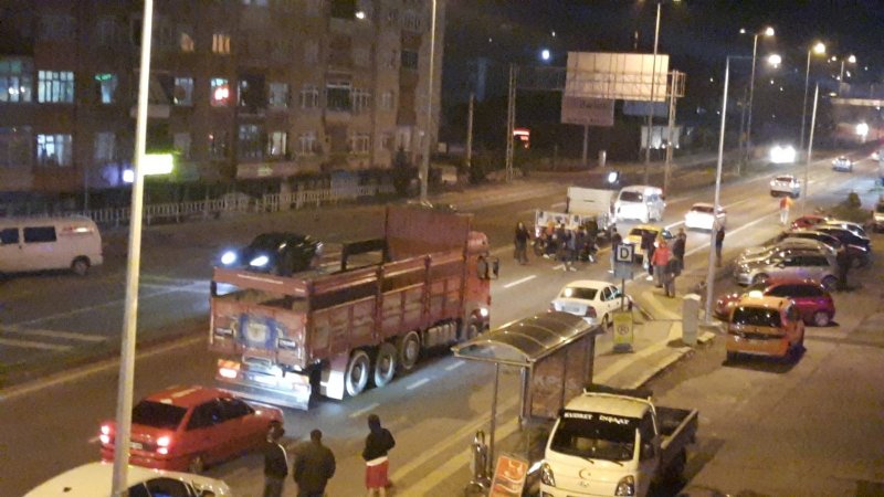 MOTOSİKLET KAMYONETE ÇARPTI: 1 YARALI - 3