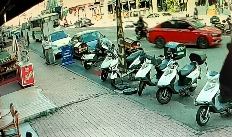 Otomobille çarpışan motosiklet sürücüsü yaralandı - 1