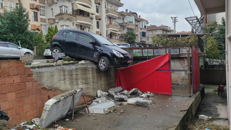 PARK EDEYİM DERKEN BİNA DUVARINI YIKTI - 1