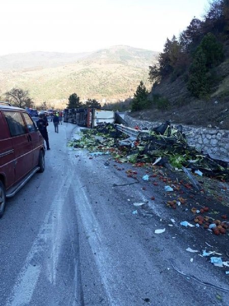 Sebze yüklü tır devrildi, uzun kuyruklar oluştu… MAHSULLER YOLA SAÇILDI: 1 YARALI - 2