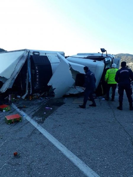 Sebze yüklü tır devrildi, uzun kuyruklar oluştu… MAHSULLER YOLA SAÇILDI: 1 YARALI - 3