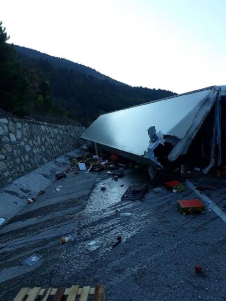 Sebze yüklü tır devrildi, uzun kuyruklar oluştu… MAHSULLER YOLA SAÇILDI: 1 YARALI - 4