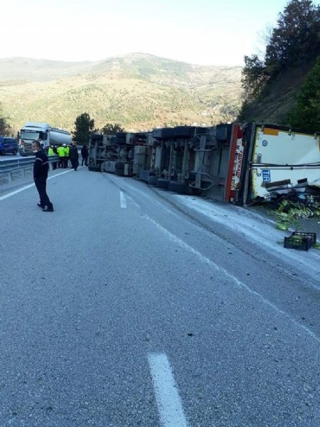 Sebze yüklü tır devrildi, uzun kuyruklar oluştu… MAHSULLER YOLA SAÇILDI: 1 YARALI - 5