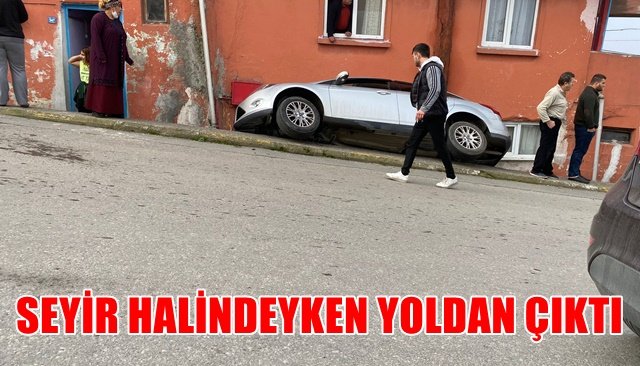 Seyir halindeki araç yolun kenarındaki boşluğa düştü