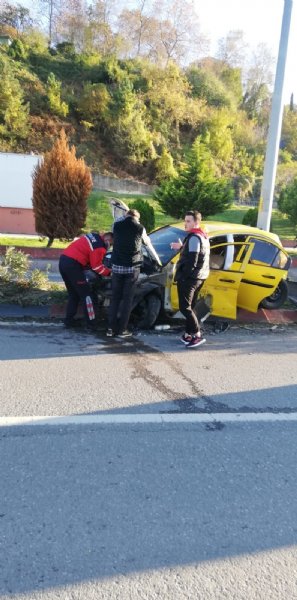 Ticari taksi aydınlatma direğine çarptı, Kağıt gibi katlandı - 1