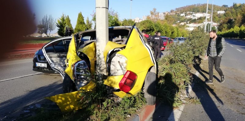 Ticari taksi aydınlatma direğine çarptı, Kağıt gibi katlandı - 2