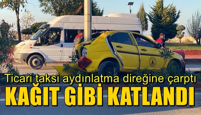 Ticari taksi aydınlatma direğine çarptı, Kağıt gibi katlandı