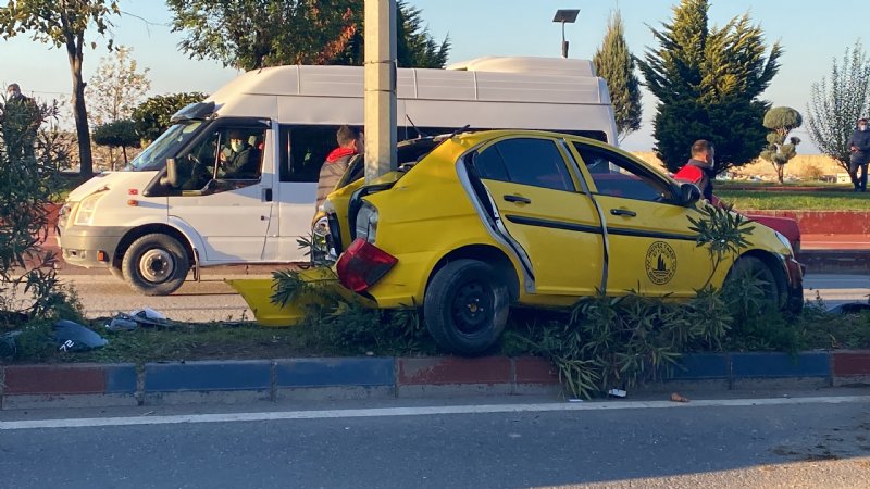 Ticari taksi aydınlatma direğine çarptı, Kağıt gibi katlandı - 3