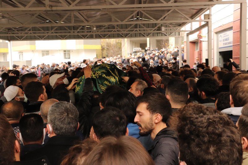 Trafik kazasında yaşamını yitirmişti… Yusuf Taha ebediyete uğurlandı… GÖZYAŞLARI SEL OLDU - 6