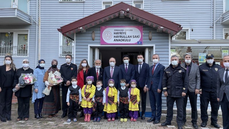 VALİ TUTULMAZ, ÖĞRENCİLERLE KİTAP OKUDU - 1