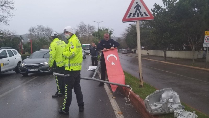 ZABITA, DÜŞEN BAYRAĞI MUHAFAZA ALTINA ALDI  - 3