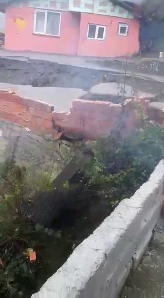 8 kişilik ailenin yaşadığı evin bahçesi heyelan sonucu çöktü - 2