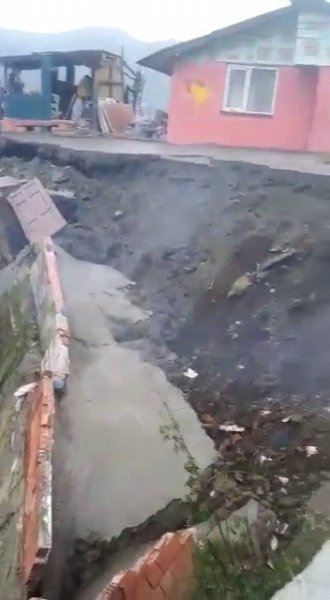 8 kişilik ailenin yaşadığı evin bahçesi heyelan sonucu çöktü - 3