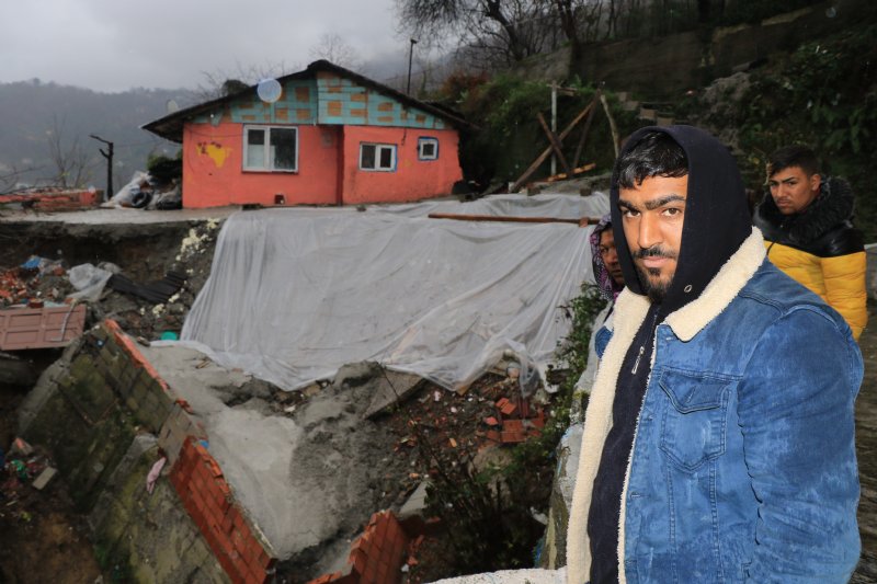  8 kişilik ailenin yaşadığı evin bahçesi heyelan sonucu çöktü - 5