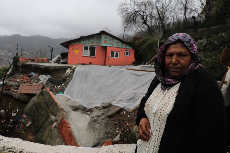 8 kişilik ailenin yaşadığı evin bahçesi heyelan sonucu çöktü - 6