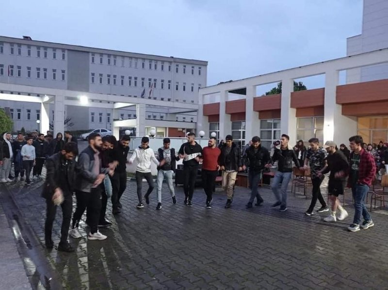 Alaplı’da protokol üyeleri üniversite öğrencileriyle halay çekti - 1