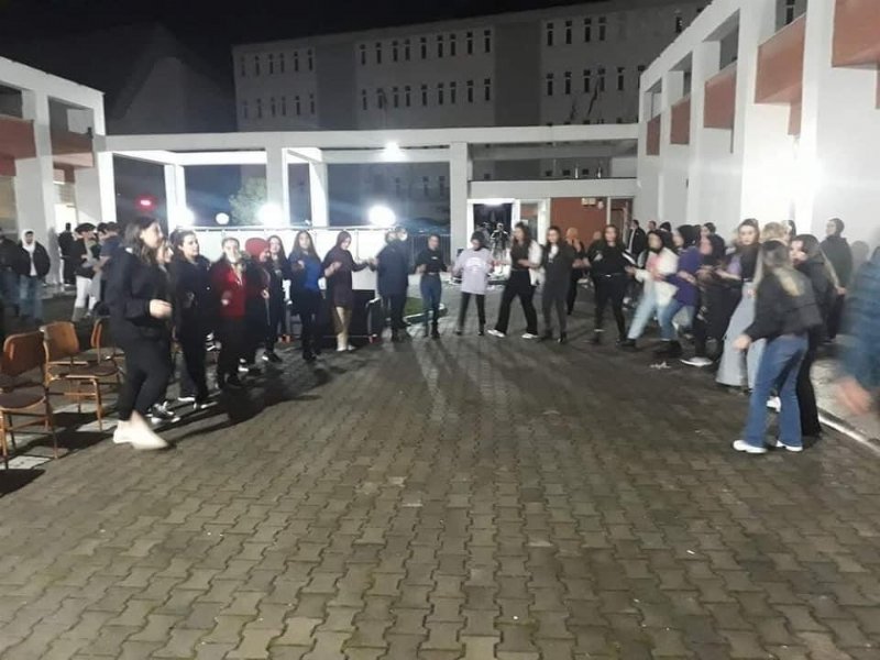 Alaplı’da protokol üyeleri üniversite öğrencileriyle halay çekti - 2