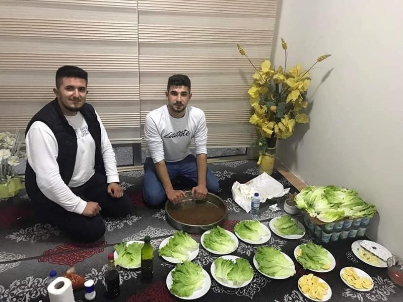Alaplı’da protokol üyeleri üniversite öğrencileriyle halay çekti - 3