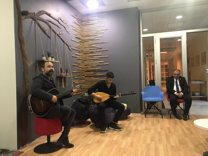 Alaplı’da protokol üyeleri üniversite öğrencileriyle halay çekti - 4