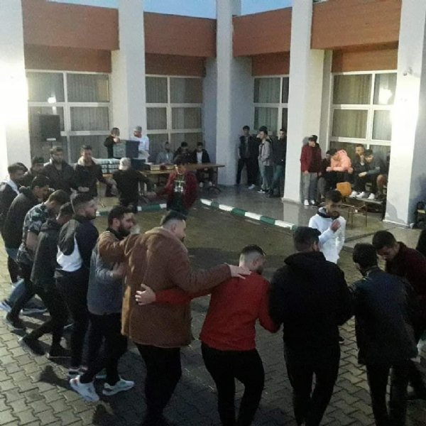 Alaplı’da protokol üyeleri üniversite öğrencileriyle halay çekti - 5