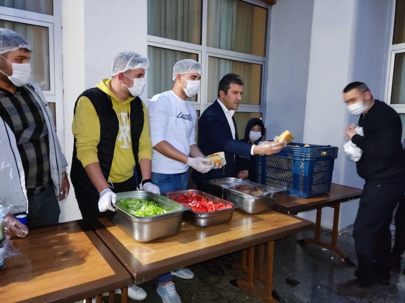 Alaplı’da protokol üyeleri üniversite öğrencileriyle halay çekti - 6