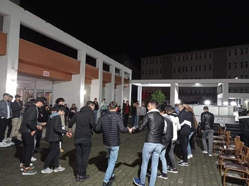 Alaplı’da protokol üyeleri üniversite öğrencileriyle halay çekti - 7