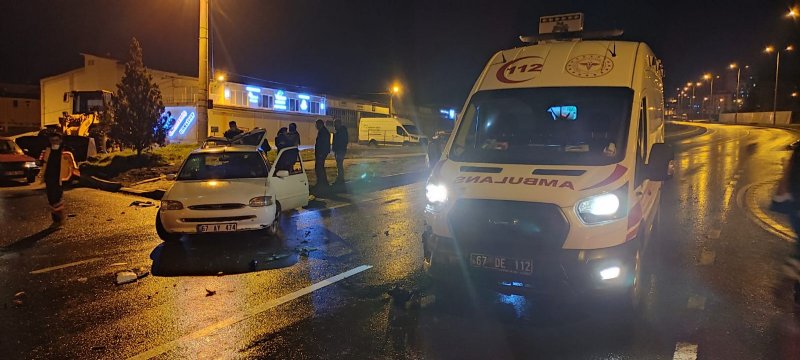 AMBULANSLA OTOMOBİL ÇARPIŞTI BİR KİŞİ YARALANDI - 1