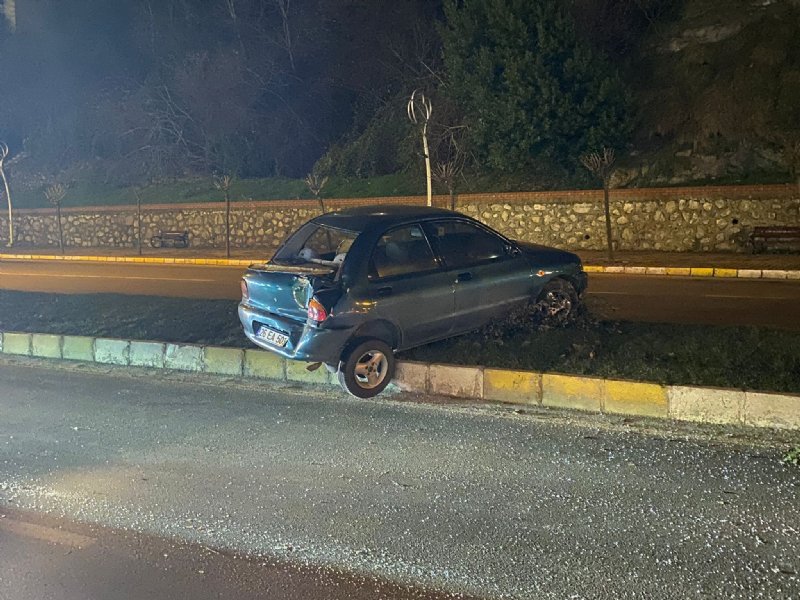 Beton mikseri otomobile çarptı: 1 yaralı - 1