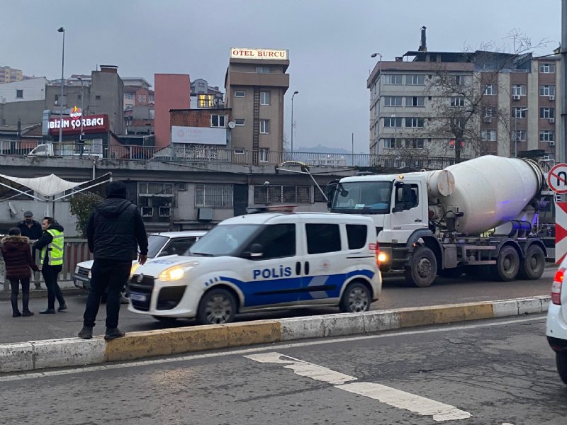 Beton mikseri otomobile çarptı - 1