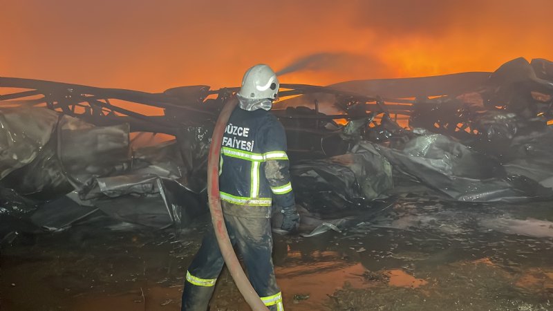 BÖLGE İLLERDEN GELEN İTFAİYE EKİPLERİ YANGINI GÜÇLÜKLE KONTROL ALTINA ALDI - 3