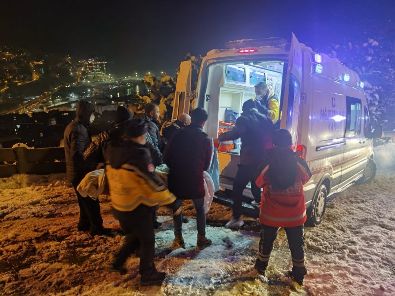 Buzlu zeminde hastayı taşımak için seferber oldular - 5