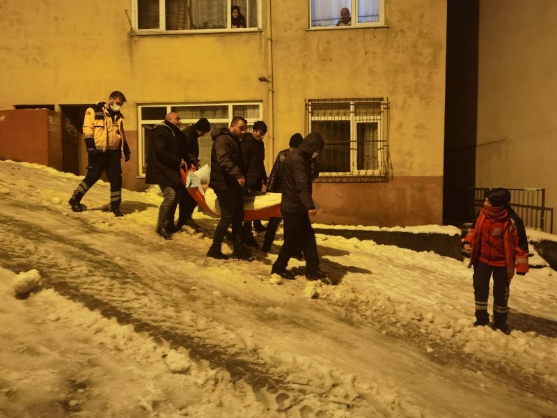 Buzlu zeminde hastayı taşımak için seferber oldular - 1