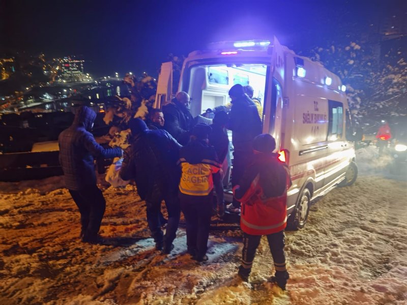 Buzlu zeminde hastayı taşımak için seferber oldular - 2