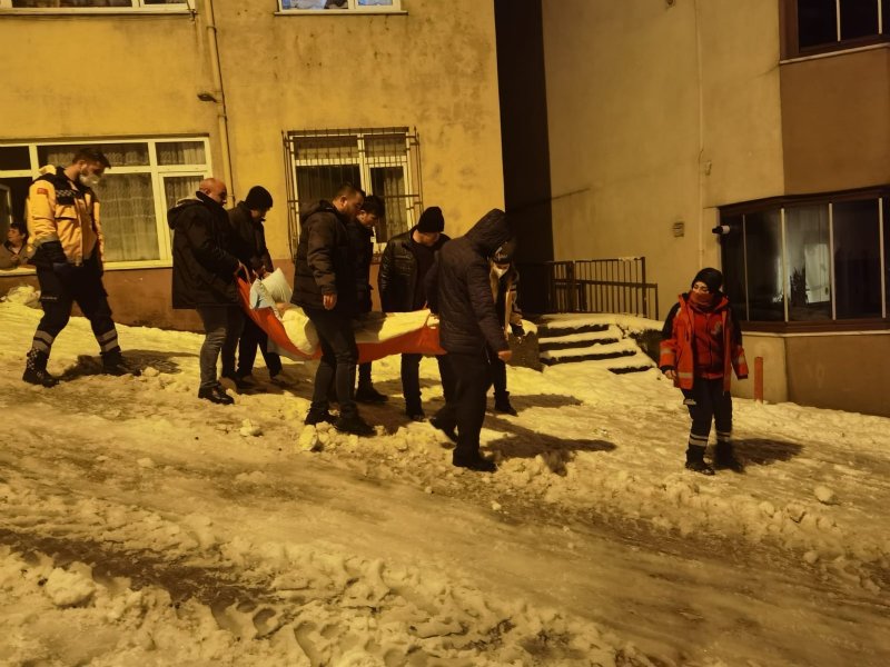 Buzlu zeminde hastayı taşımak için seferber oldular - 3