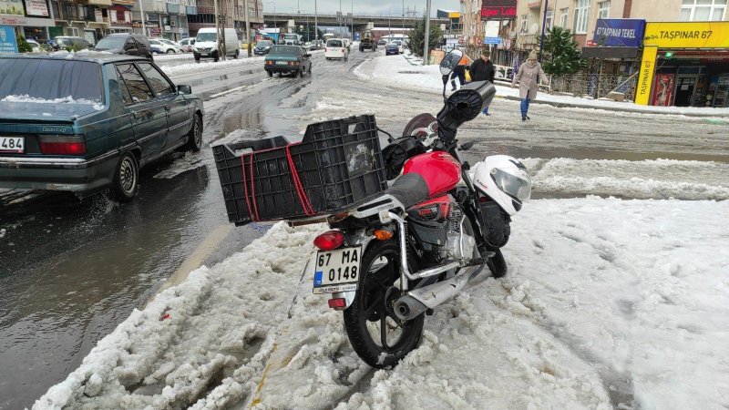 DEVRİLEN MOTOSİKLETE OTOBÜS ÇARPTI - 2