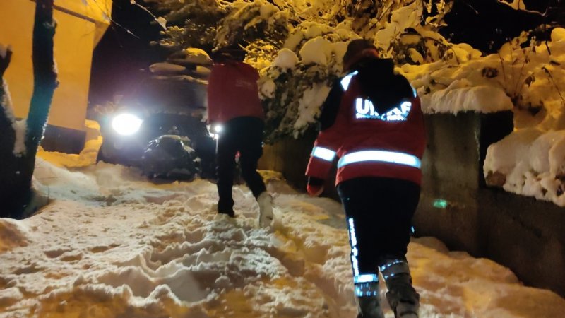 Donan yolda hasta kurtarma operasyonu - 3