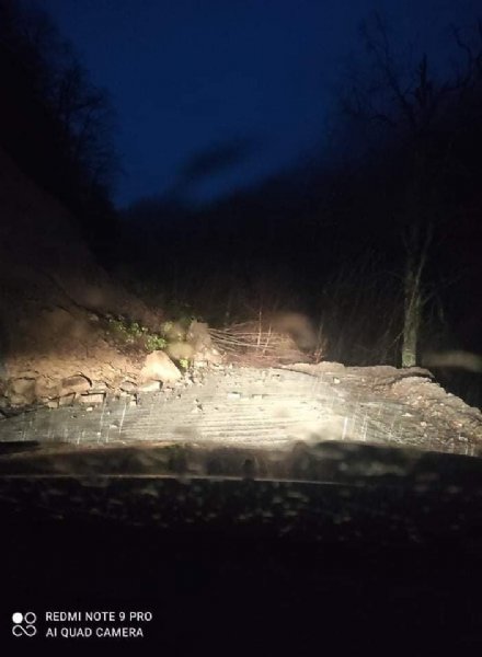 Göçük yolu tamamen kapattı - 1