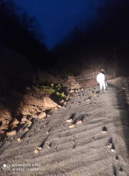 Göçük yolu tamamen kapattı - 2