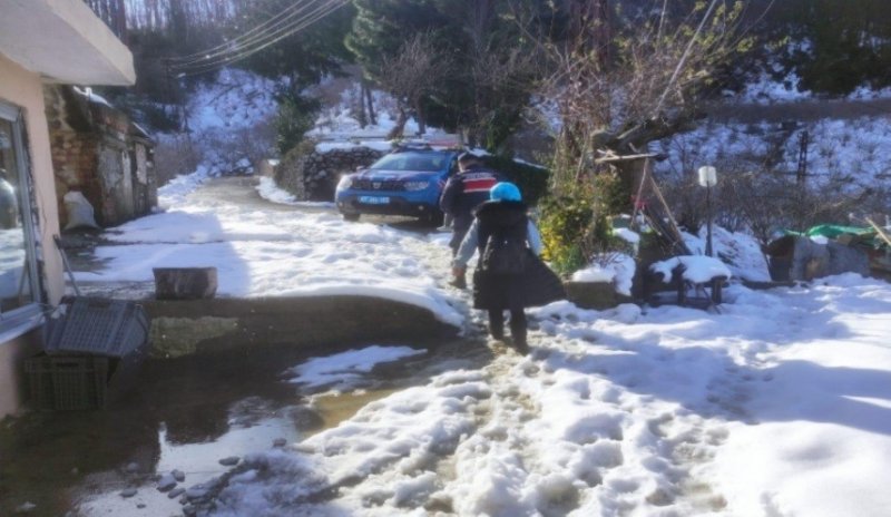 Jandarma ekipleri hastalanan çocuğun imdadına yetişti - 3