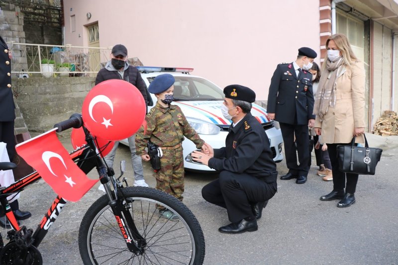 Jandarma Genel Komutanı Orgenenal Çetin, Mikail’e bisiklet armağan etti… - 6
