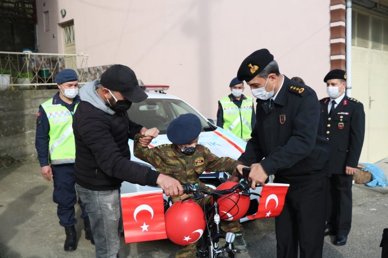 Jandarma Genel Komutanı Orgenenal Çetin, Mikail’e bisiklet armağan etti… - 9