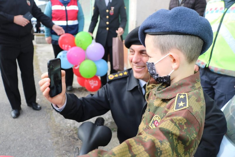 Jandarma Genel Komutanı Orgenenal Çetin, Mikail’e bisiklet armağan etti… - 1