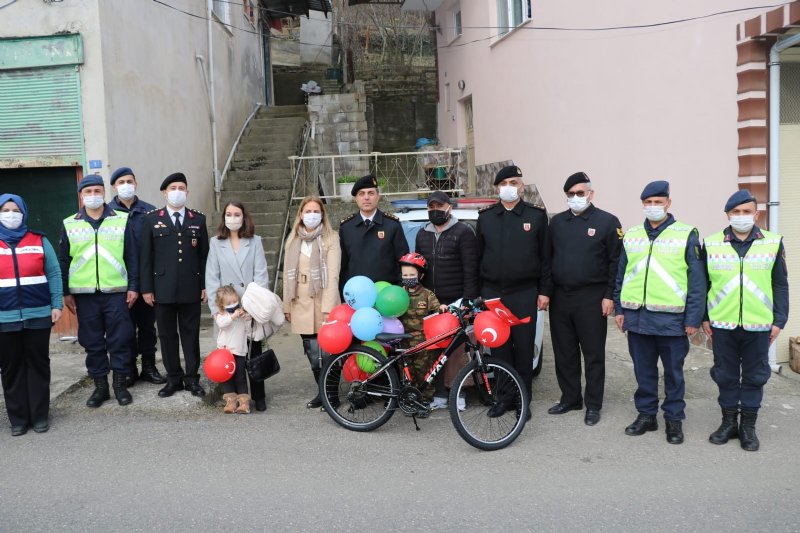 Jandarma Genel Komutanı Orgenenal Çetin, Mikail’e bisiklet armağan etti… - 2