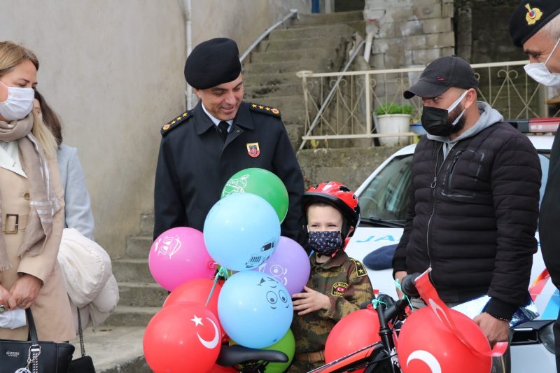 Jandarma Genel Komutanı Orgenenal Çetin, Mikail’e bisiklet armağan etti… - 3