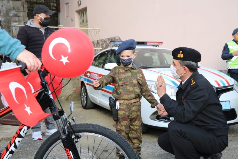 Jandarma Genel Komutanı Orgenenal Çetin, Mikail’e bisiklet armağan etti… - 4