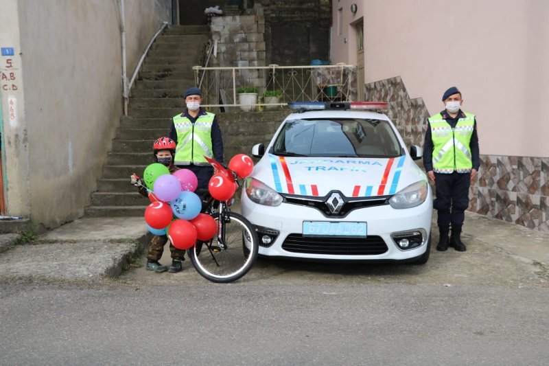 Jandarma Genel Komutanı Orgenenal Çetin, Mikail’e bisiklet armağan etti… - 5